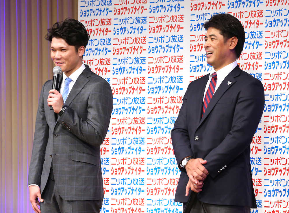 侍ジャパン・稲葉監督（右）の前で来季の抱負を語る巨人・坂本勇