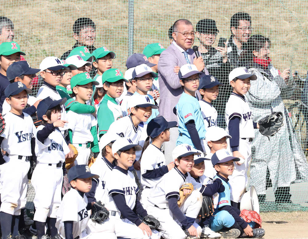 ＜ベースボールフェスタ＞岩貞らプロ選手のプレーを子どもたちに混じって解説する掛布ＳＥＡ
