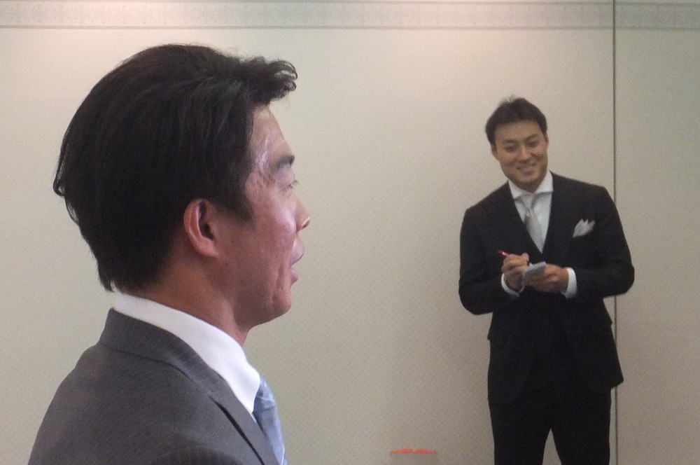 記者のふりをして鶴岡に質問する日本ハム・田中賢（右）