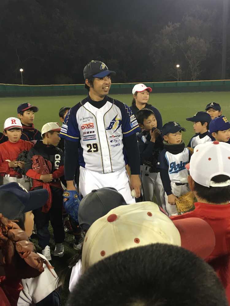 野球教室で子どもたちに囲まれて笑顔を見せる兵庫ブルーサンダーズの井川慶投手