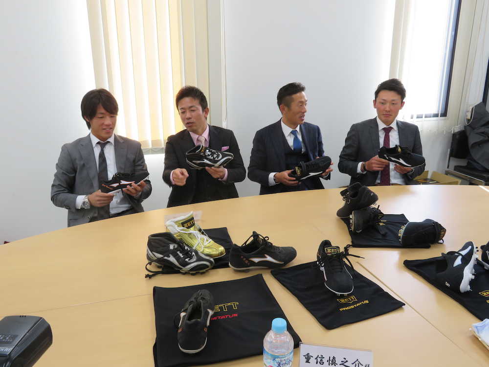 ＺＥＴＴ社の「スパイク会議」に出席した（左から）巨人・重信、赤星氏、ロッテ・岡田、西武・源田