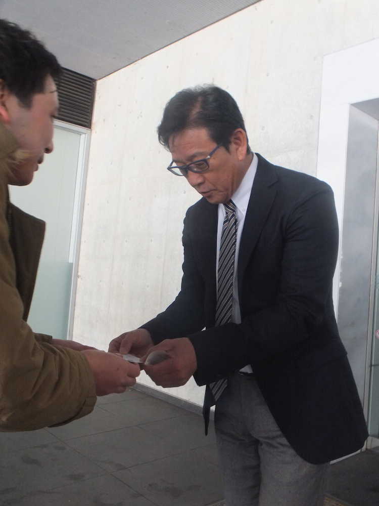 札幌ドームでの撮影を終え、帰り際に新任の担当記者から挨拶を受ける日本ハム・栗山監督