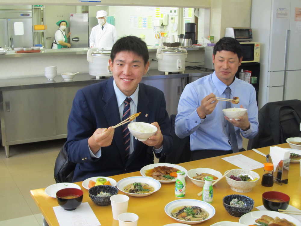 ロッテ浦和寮で食事を楽しむ新入団の安田（左）と藤岡（右）