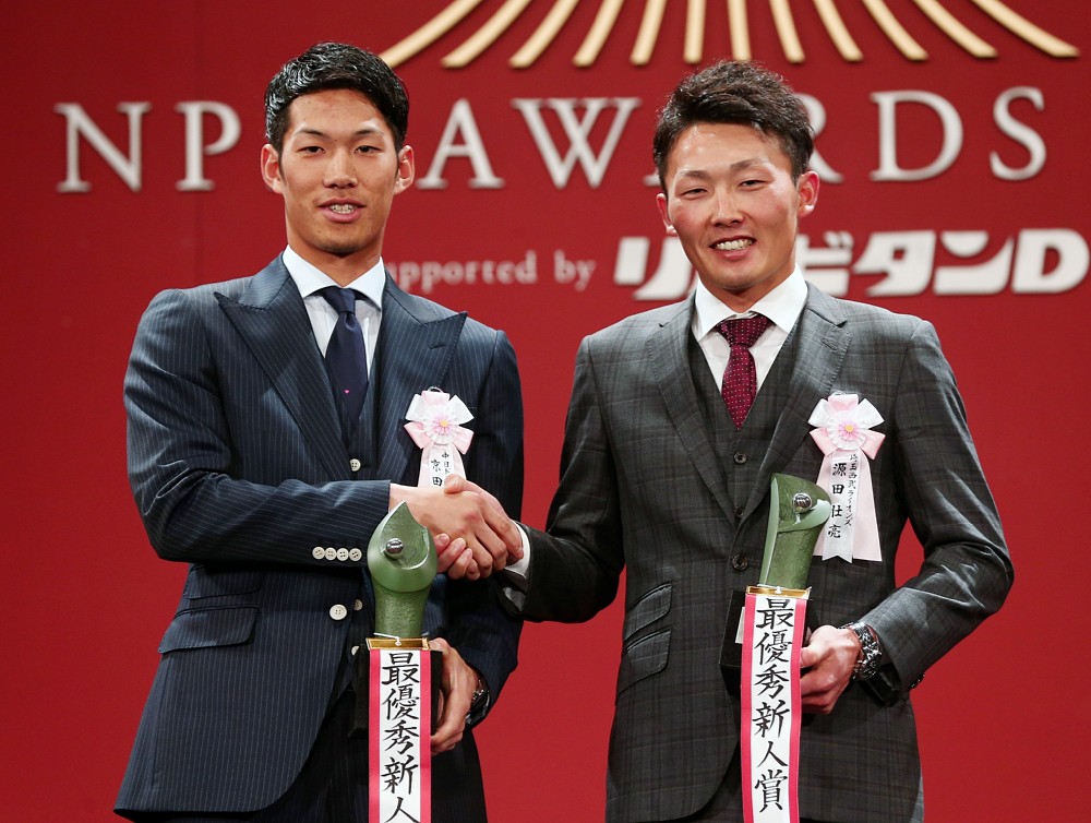 最優秀新人賞を受賞した京田（左）と源田がガッチリとタッグ