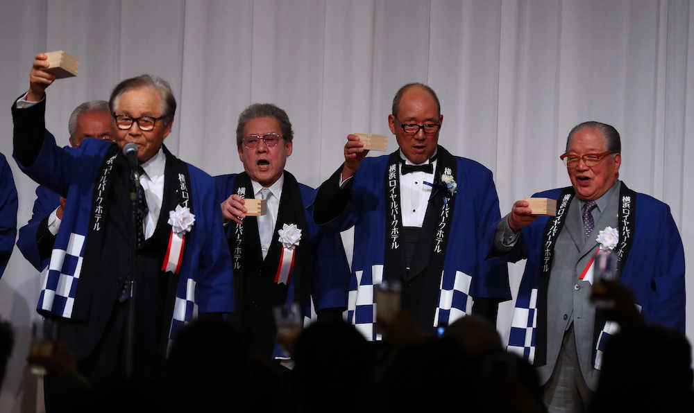 平松政次・野球殿堂入りパーティーで乾杯する平松氏（左から３人目）
