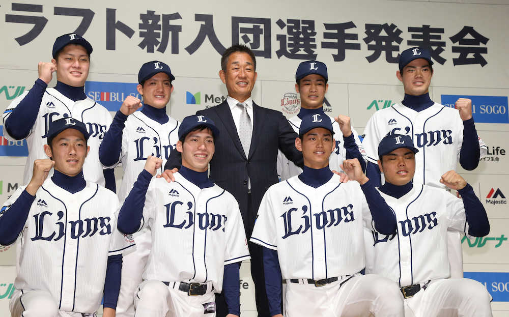 壇上でガッツポーズする（前列左から）伊藤、斉藤大、西川、平良、（後列左から）斉藤誠、与座、辻監督、綱島、高木