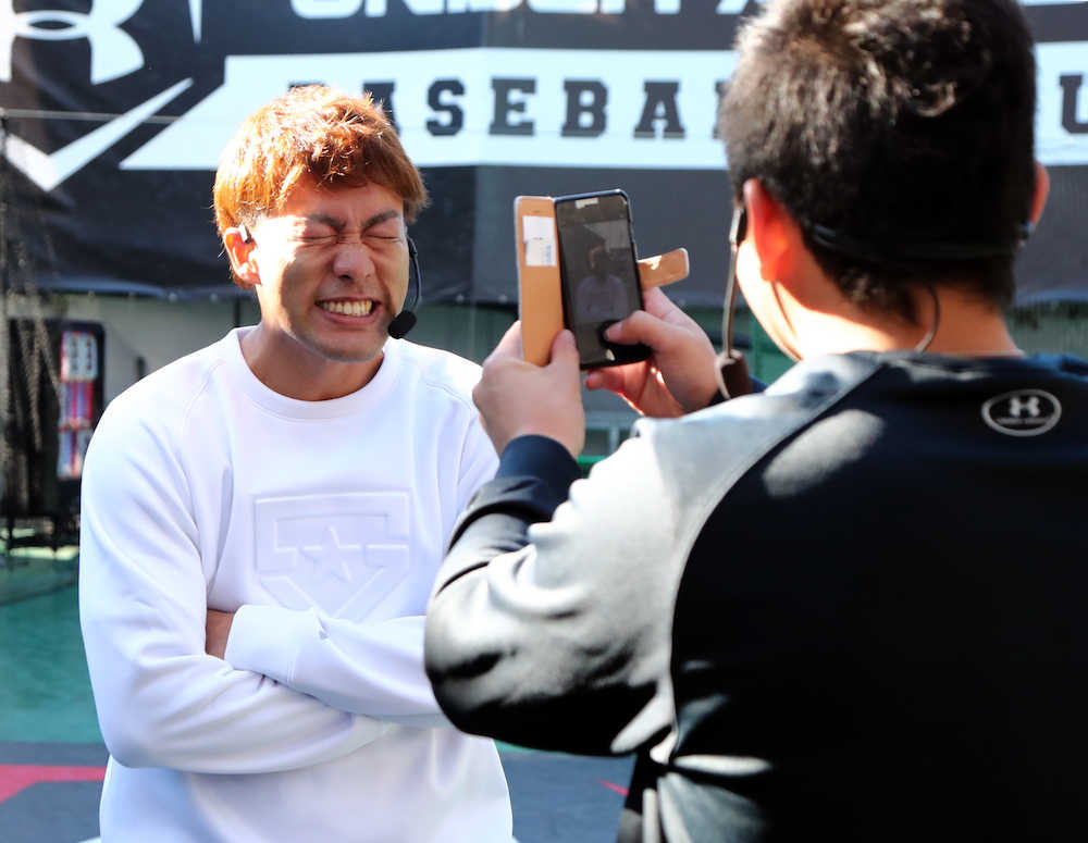 ３球勝負で敗れ、ＤｅＮＡ・山崎康（右）にスマホで変顔を撮影されるソフトバンク・柳田