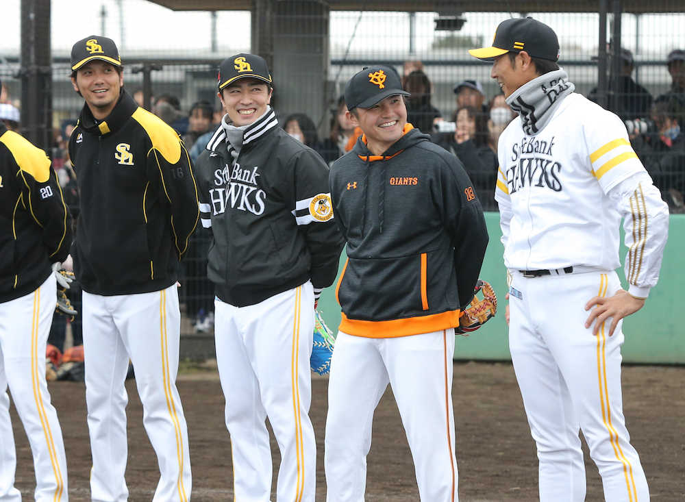 笑顔で話す（左から）新垣渚氏、ソフトバンク・和田、巨人・杉内、斉藤和巳氏