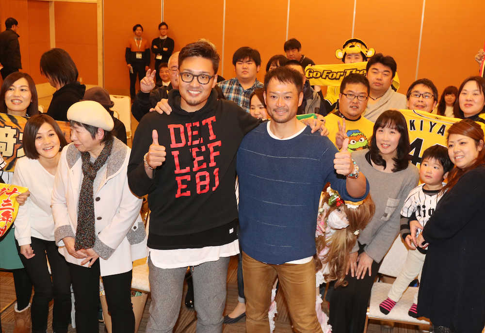 大津市でのトークショーでファンと交流する阪神・秋山（左）と岡崎