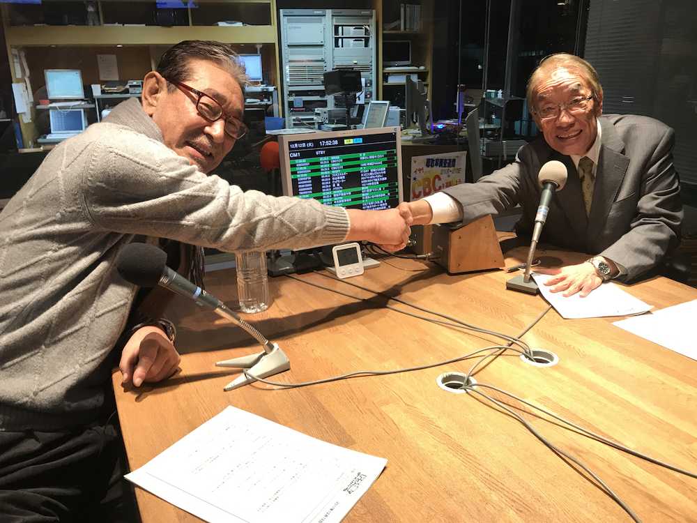ＣＢＣラジオにゲスト出演した星野副会長（左）は久野アナウンサーと握手