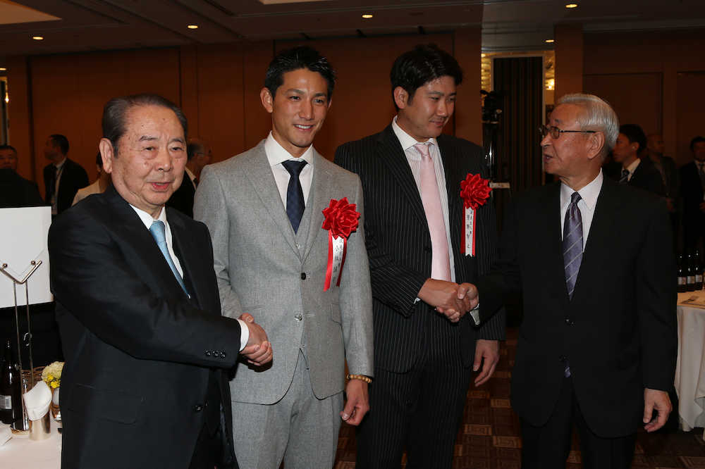 表彰式に出席し握手する（左から）巨人・松田オーナー代行と小林、菅野と老川オーナー