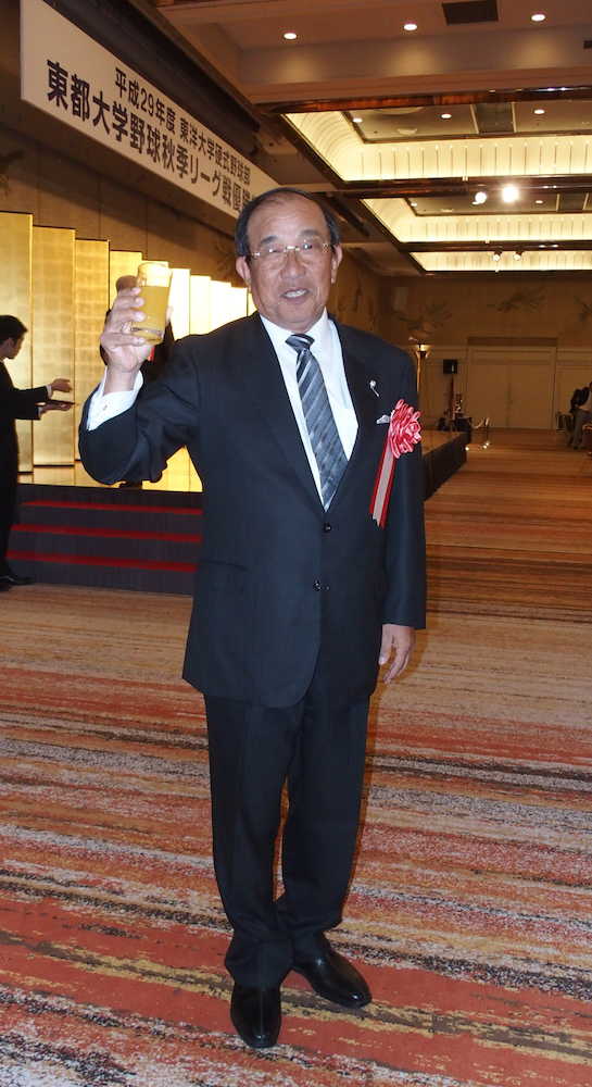 今年限りで勇退する東洋大・高橋監督は祝賀会で笑顔