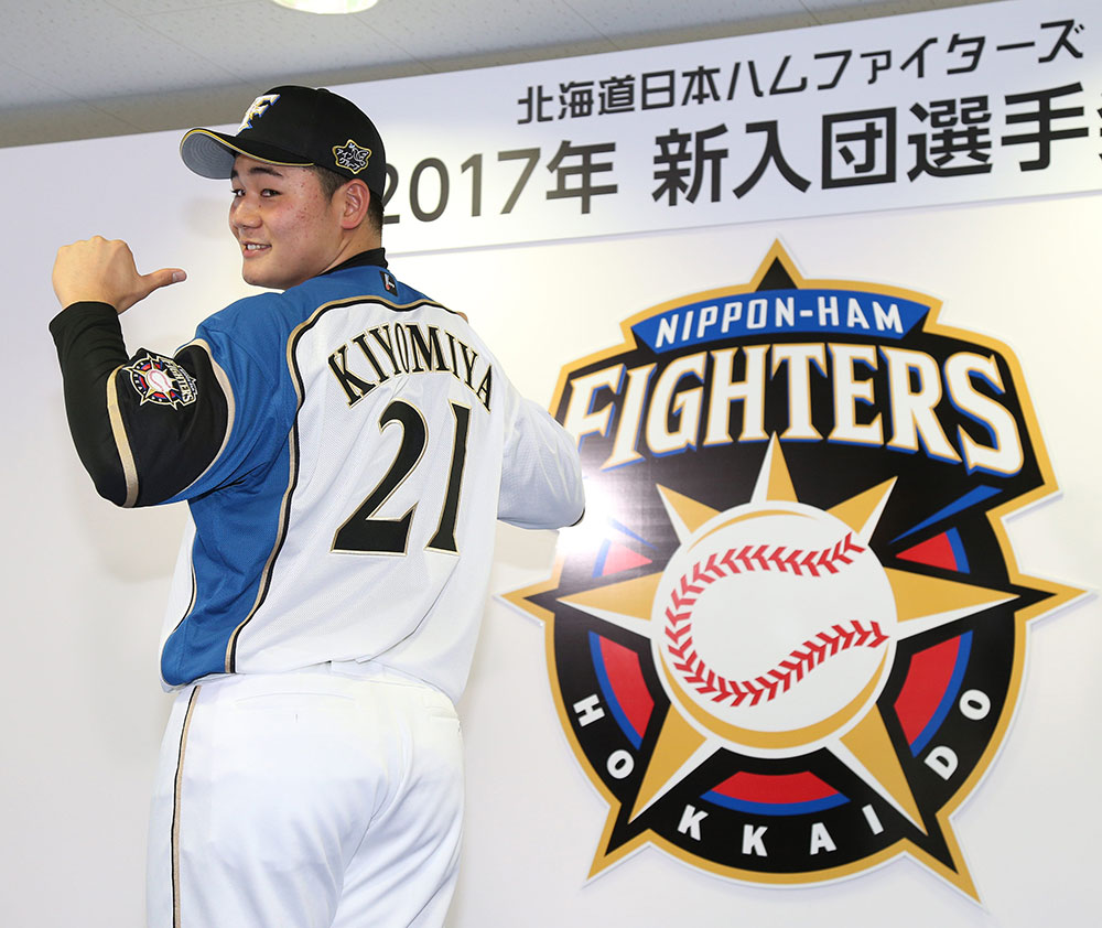 日本ハム新入団発表で 背番号２１を背に笑顔を見せる清宮 スポニチ Sponichi Annex 野球