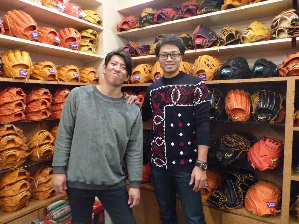 スラッガー東京支店で一日店長を務めた今浪隆博氏（左）とアルバイトとして飛び入り参加した日本ハム・中島