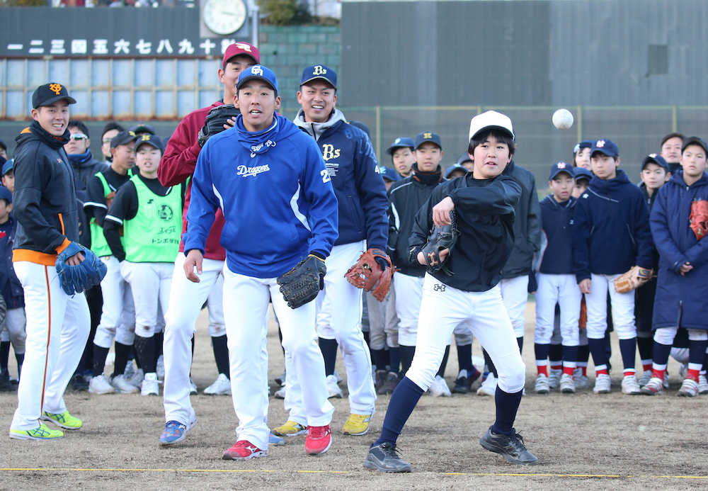 （左から）巨人・大江、楽天・浜矢、中日・井領、オリックス・飯田らプロ選手とともにキャッチボールをする鈴木福