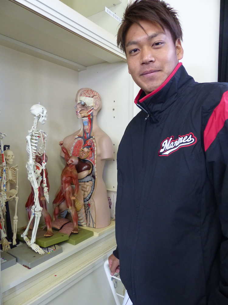 「マリーンズ算数ドリル」配布のため訪れた誉田小学校で理科室にあった人体模型を観察するロッテ・佐々木