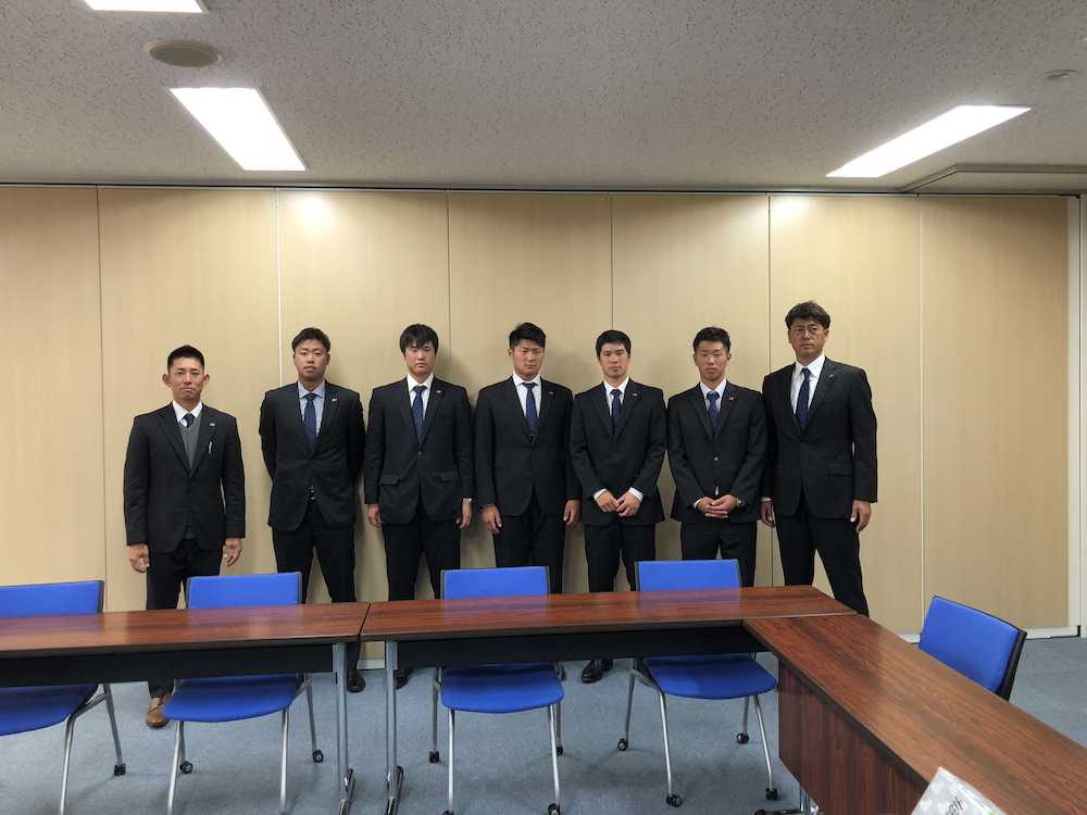 台湾ウインターリーグを終え、球団事務所にあいさつに訪れたヤクルトの寺島（中央）ら５選手と２コーチ