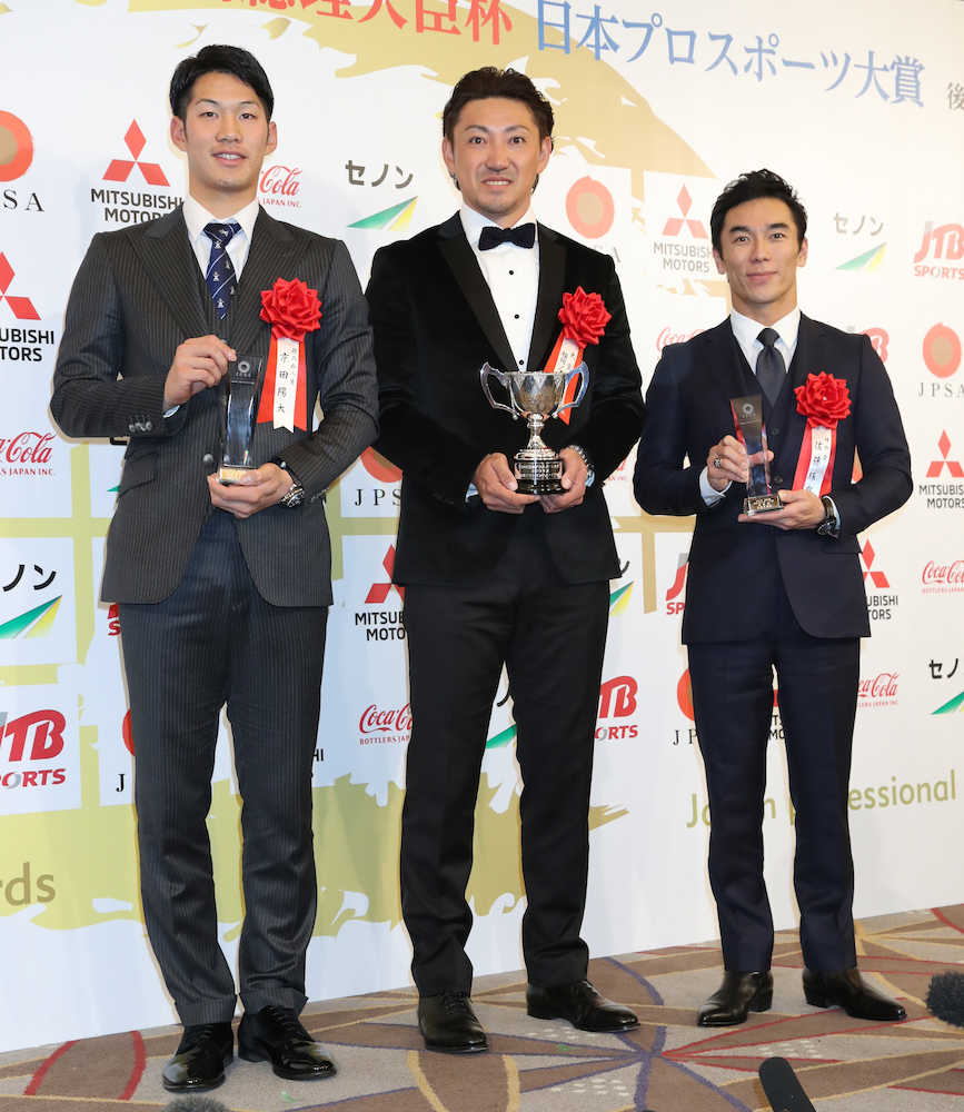 日本プロスポーツ大賞をチームで受賞したソフトバンク・内川（中央）と新人賞の中日・京田（左）、殊勲賞の佐藤琢磨　　　　　　　　　　　　　　　　　　　　　　　