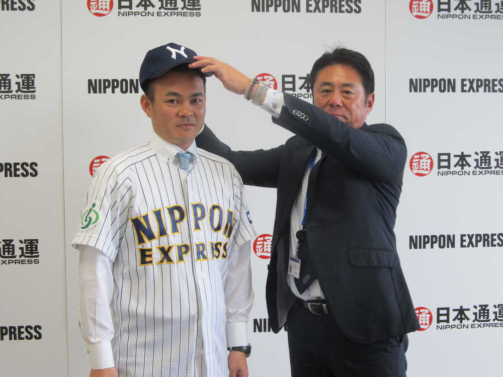 日本通運の藪監督（右）に帽子をかぶせてもらう武田久　　　　　　　　