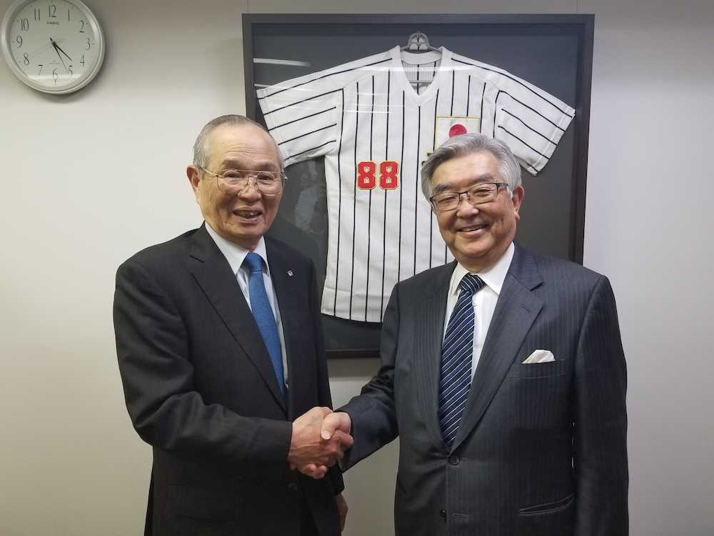 就任のあいさつに訪れた斉藤コミッショナー（右）と握手する全日本野球協会の市野会長