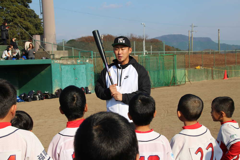 野球教室で子供たちを熱心に指導する中田