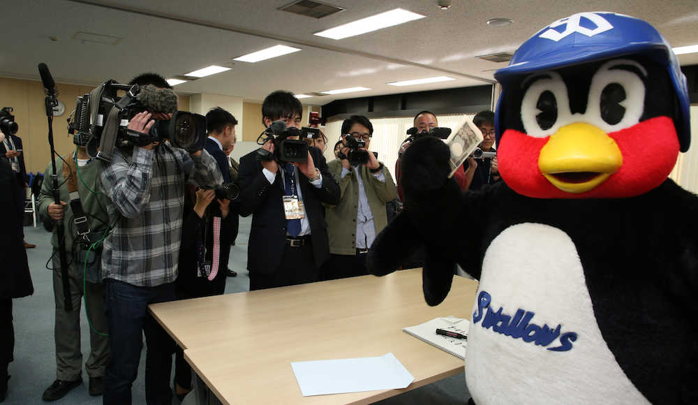 多くの報道陣が集まる中、つば九郎の契約更改が行われた
