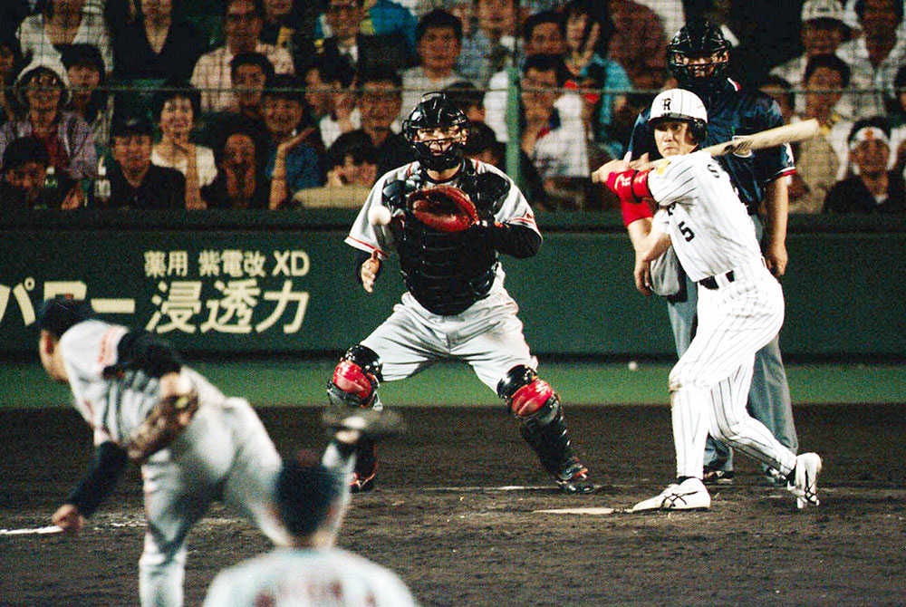 敬遠球を打ちに出て、サヨナラ打を放つ阪神・新庄。投手は巨人・槙原（１９９９年６月１２日、甲子園球場）
