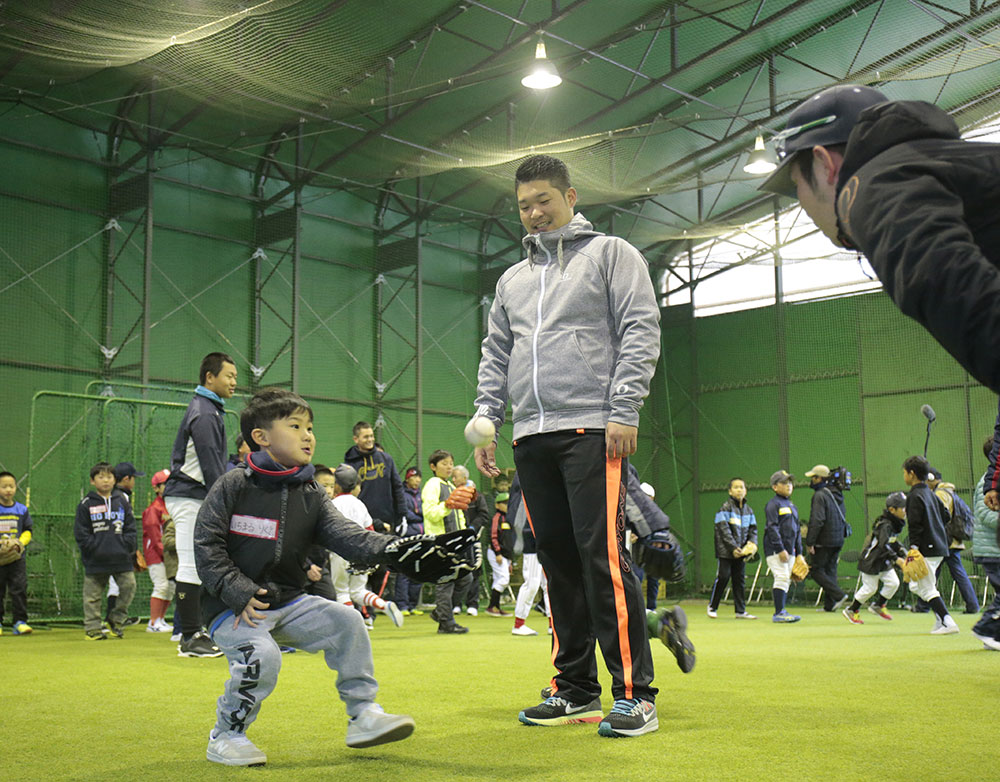 今年１月、堺ビックボーイズ小学生の部「Ｔｅａｍ　Ａｇｒｅｓｉｖｏ」のスーパーバイザーに就任。、捕球練習を見守るＤｅＮＡの筒香