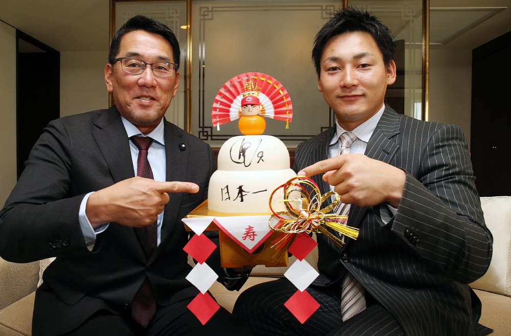 野村謙二郎氏（左）との新春対談で「日本一」を目標に掲げた丸