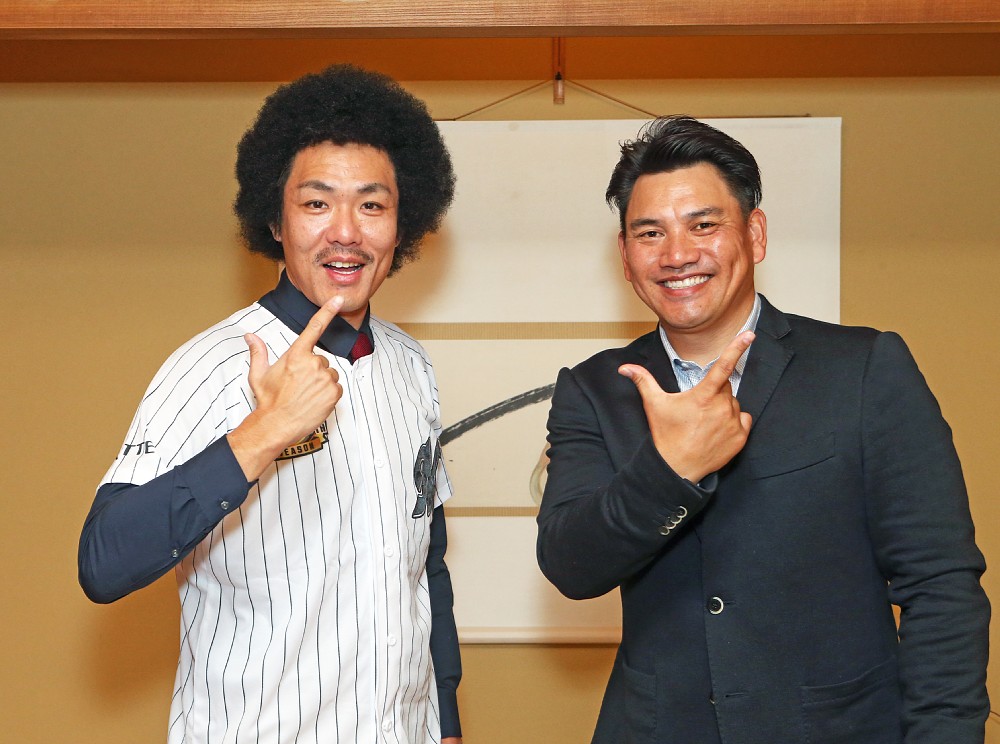 トータルテンボスの藤田（左）は井口監督と今季のスローガン「マクレ」ポーズ
