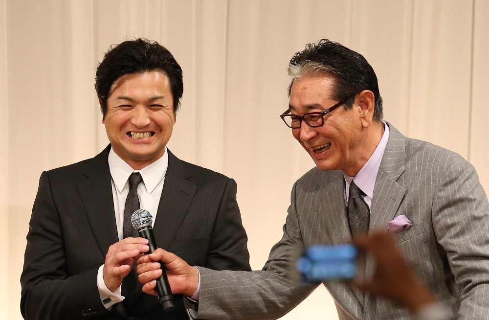 笑顔を見せる星野仙一氏（右）と巨人・高橋由伸監督