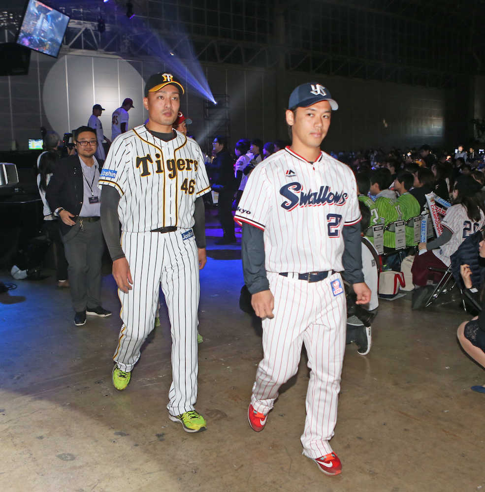 パワプロチャンピオンシップス全国決勝大会のオープニングに登場した阪神・秋山（左）とヤクルト・小川
