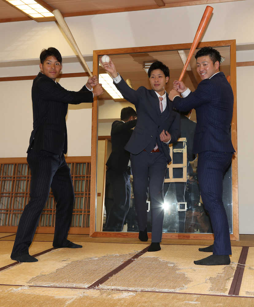 松井秀喜伝説の素振り部屋でポーズを決める（左から）大城、鍬原、岸田