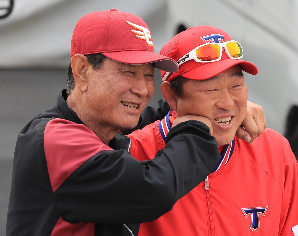 昨年２月、楽天対ＫＩＡの練習試合前に笑顔で記念撮影する星野副会長（左）と中村コーチ