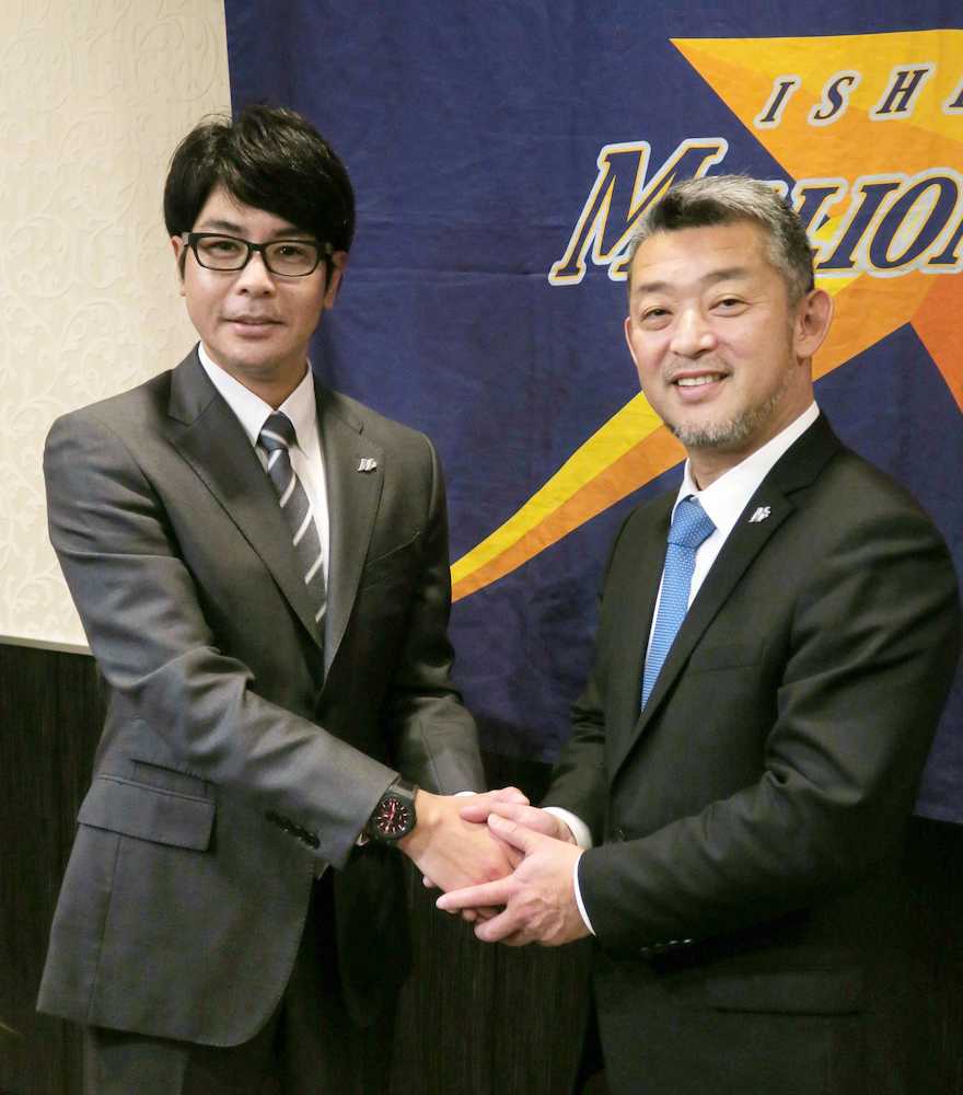 ルートインＢＣリーグの石川の監督就任記者会見で、端保社長（右）と握手する武田勝氏