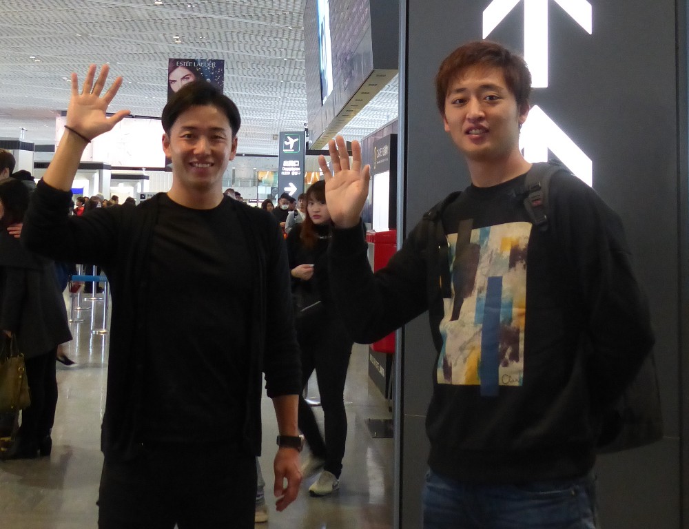 成田空港から自主トレ地のグアムに向けて出発した日本ハム・斎藤（左）と白村