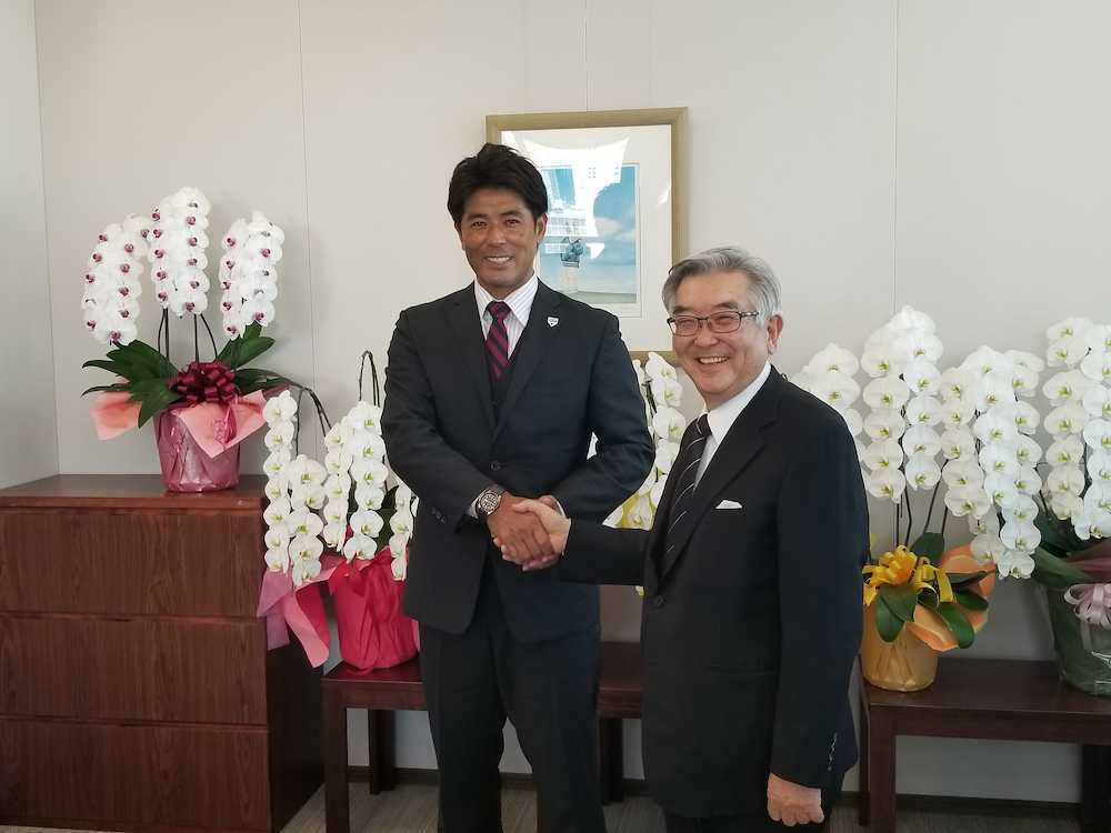 斉藤惇コミッショナー（右）を表敬訪問し、握手する侍ジャパンの稲葉篤紀監督