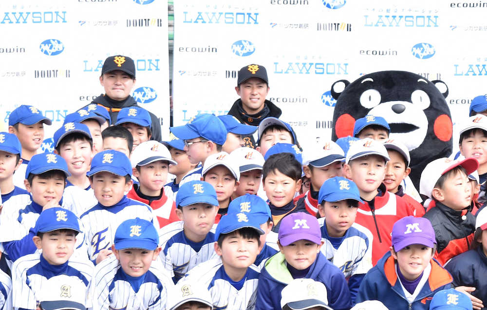 野球少年たちと集合写真に納まる（後列左から）杉内、藤村アカデミーコーチ、くまモン