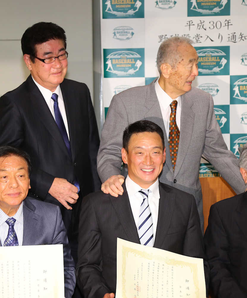 ＜野球殿堂入り通知式＞（後列左から）山本浩二氏、金田正一氏らに囲まれ、笑顔の阪神・金本監督
