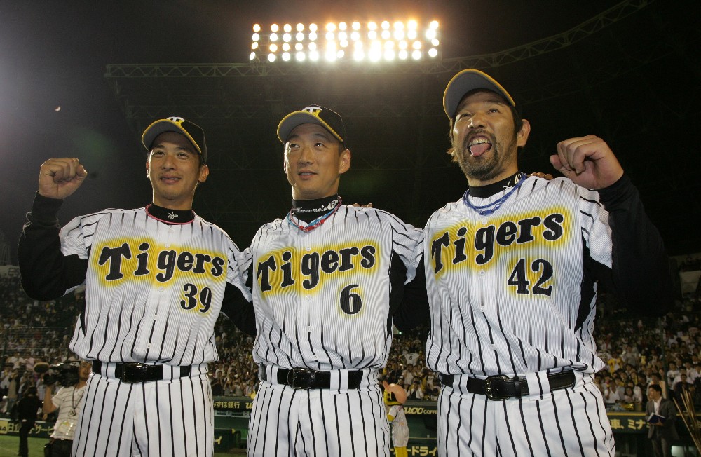 ０８年５月、お立ち台で笑顔を見せる（左から）矢野、金本、下柳