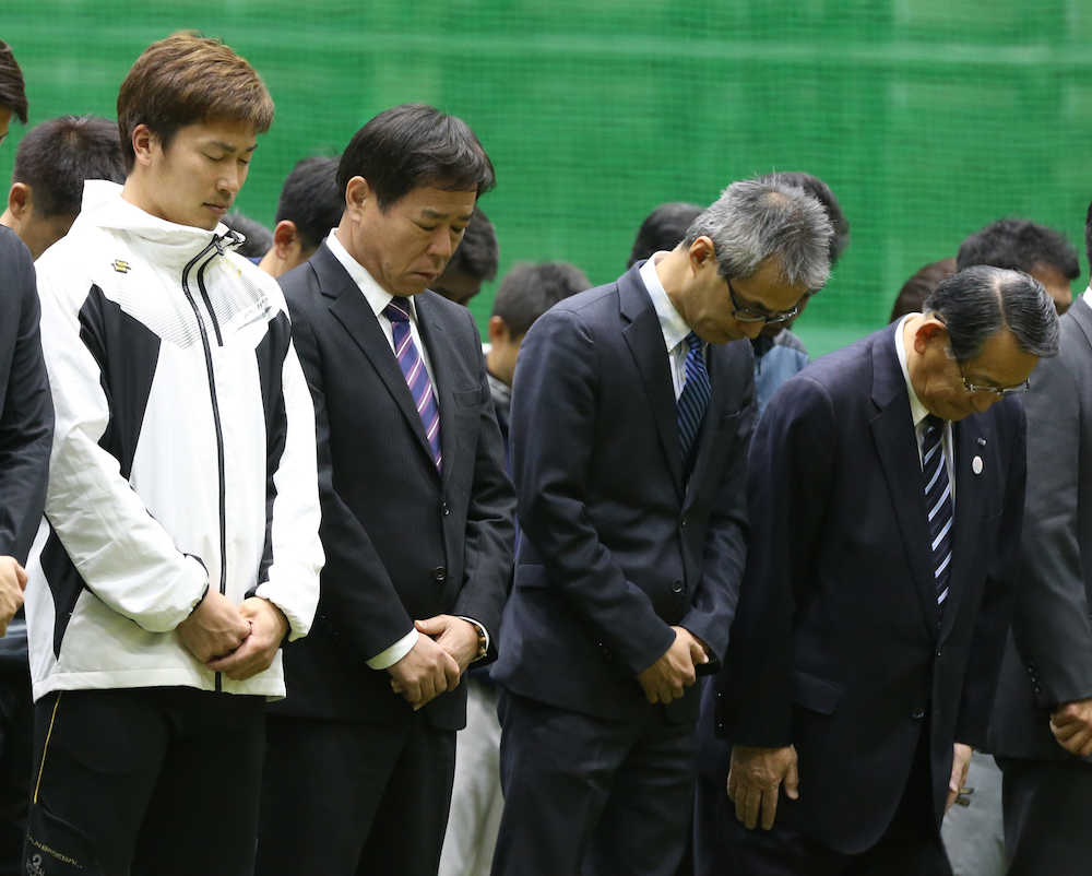 阪神大震災の犠牲者に黙とうをささげるオリックス・福良監督（左から２人目）ら