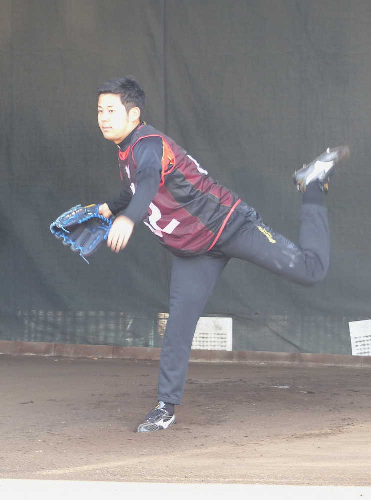 ブルペンで投球練習するロッテ・永野