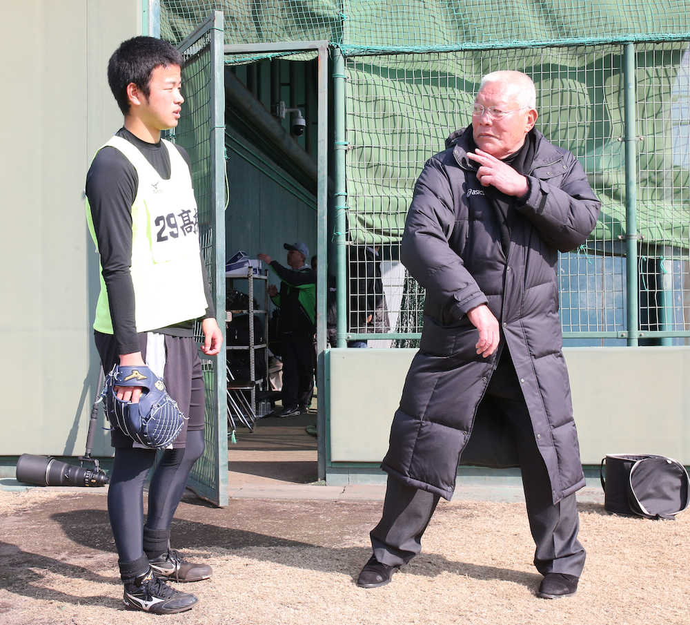 ブルペンの投球を終えた高橋遥（左）は鈴木啓示氏からアドバイスを受ける