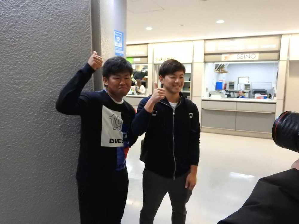 自主トレ先のハワイから帰国し、成田空港で取材に応じた巨人田口（左）とロッテ成田