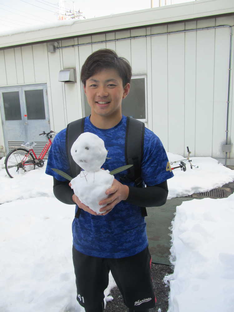 雪だるまを手にするロッテ・成田