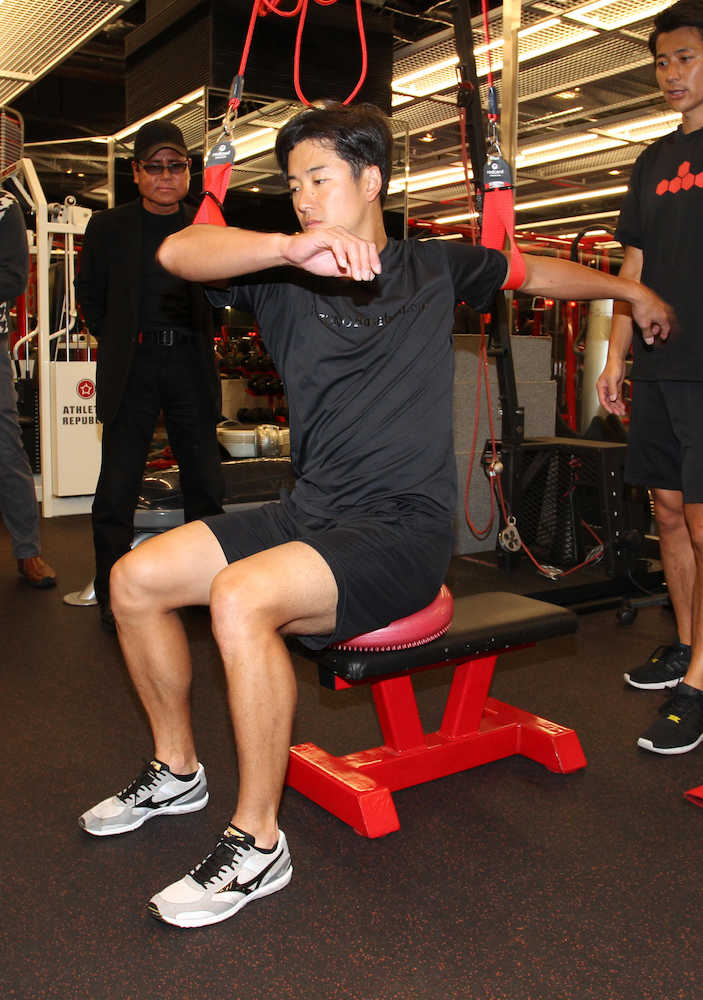 ケビン山崎氏（左）指導の下、腹斜筋のインナーマッスル強化トレーニングをする斎藤