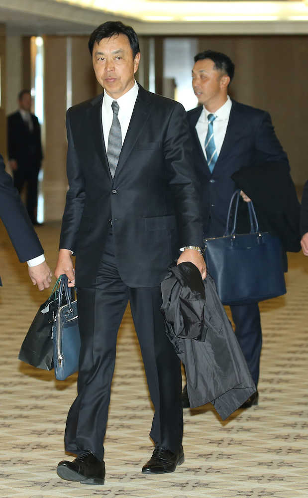 ＮＰＢ１２球団監督会議の会場入りするヤクルト・小川監督（左）と宮本ヘッド