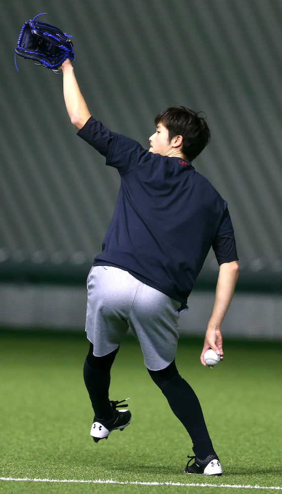 左手を天にかざすようなフォームでキャッチボールを行う高橋純