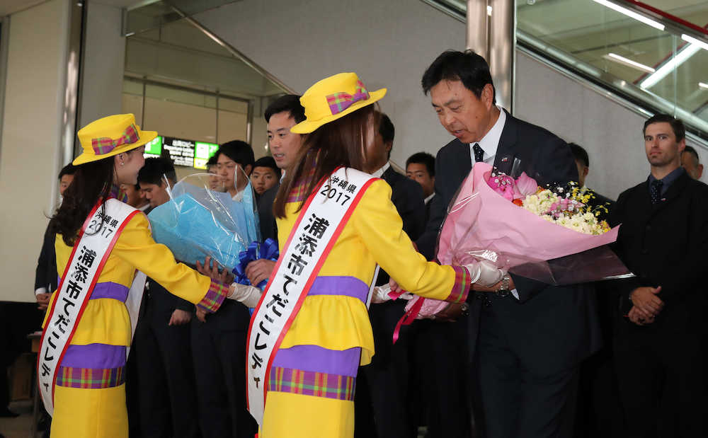 セレモニーで「てだこレディ」から花束を受け取る（左から）雄平、小川監督