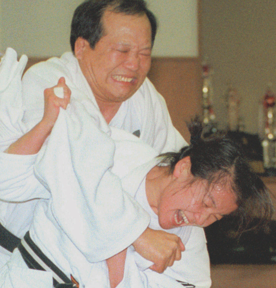 ９９年、田村亮子（当時）と稽古をする園田さん